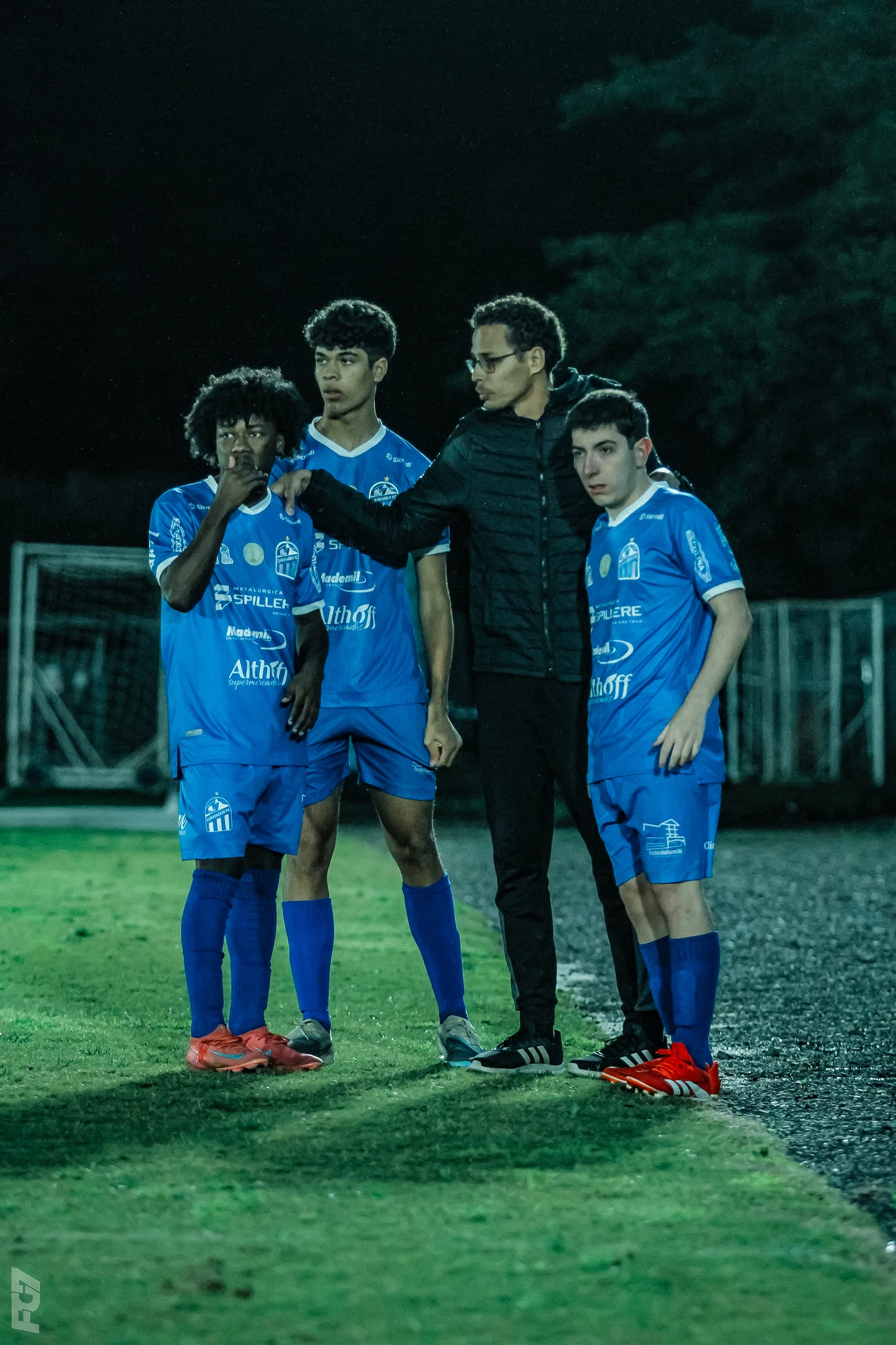 Henrique orientando um grupo de atletas em campo